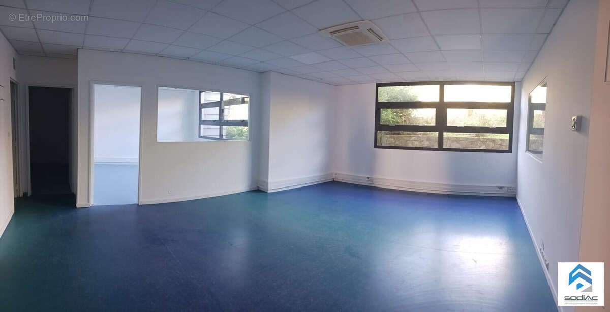 Arrivée cour intérieure Immeuble - Commerce à SAINT-DENIS