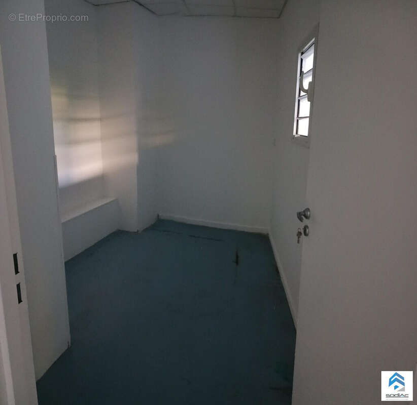 Plateau de bureau  livré carrelé, fluides en attente - Commerce à SAINT-DENIS