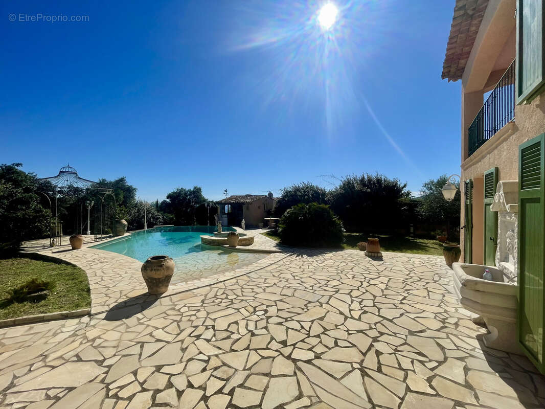 Maison à ROQUEBRUNE-SUR-ARGENS