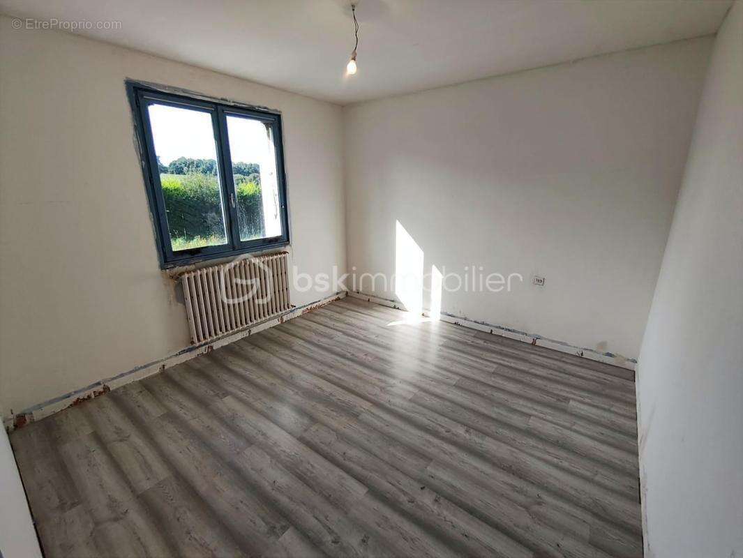 Maison à CHATEAUNEUF-DU-FAOU