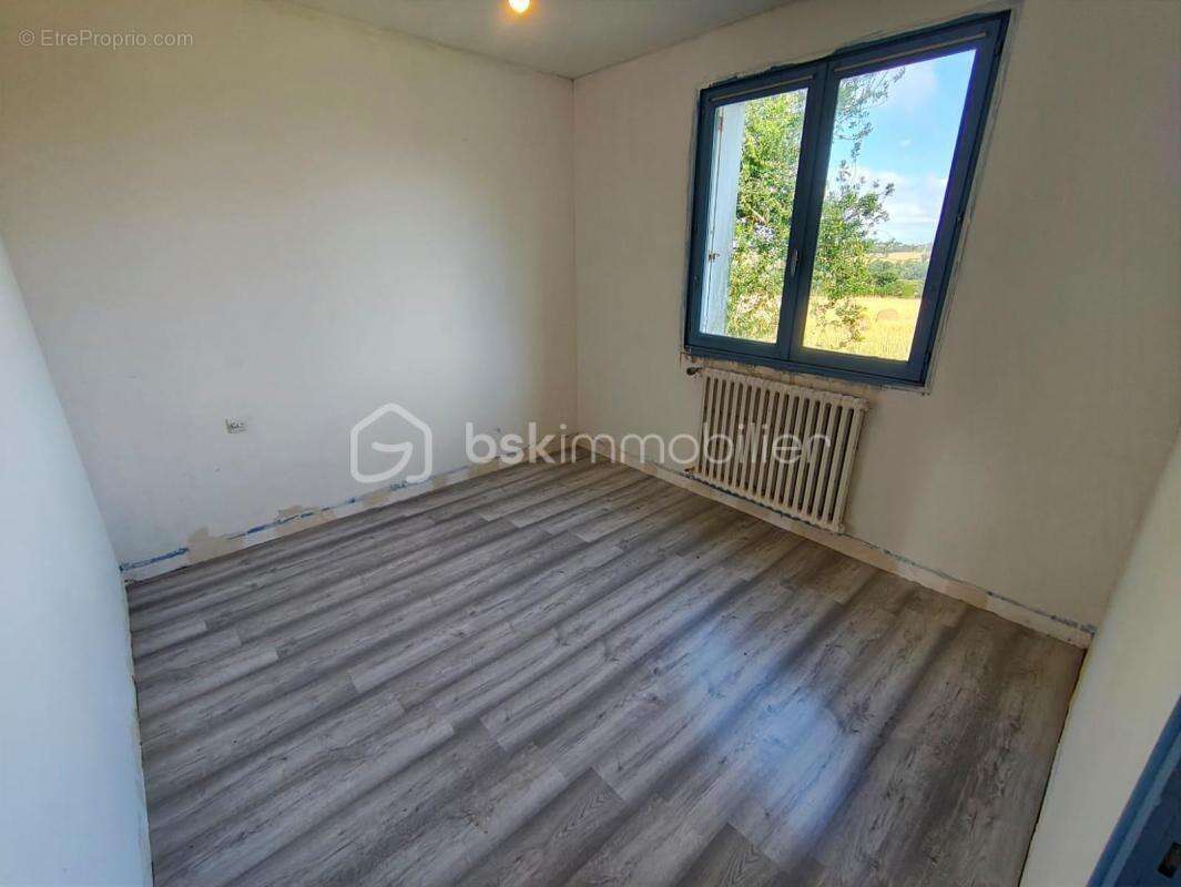 Maison à CHATEAUNEUF-DU-FAOU