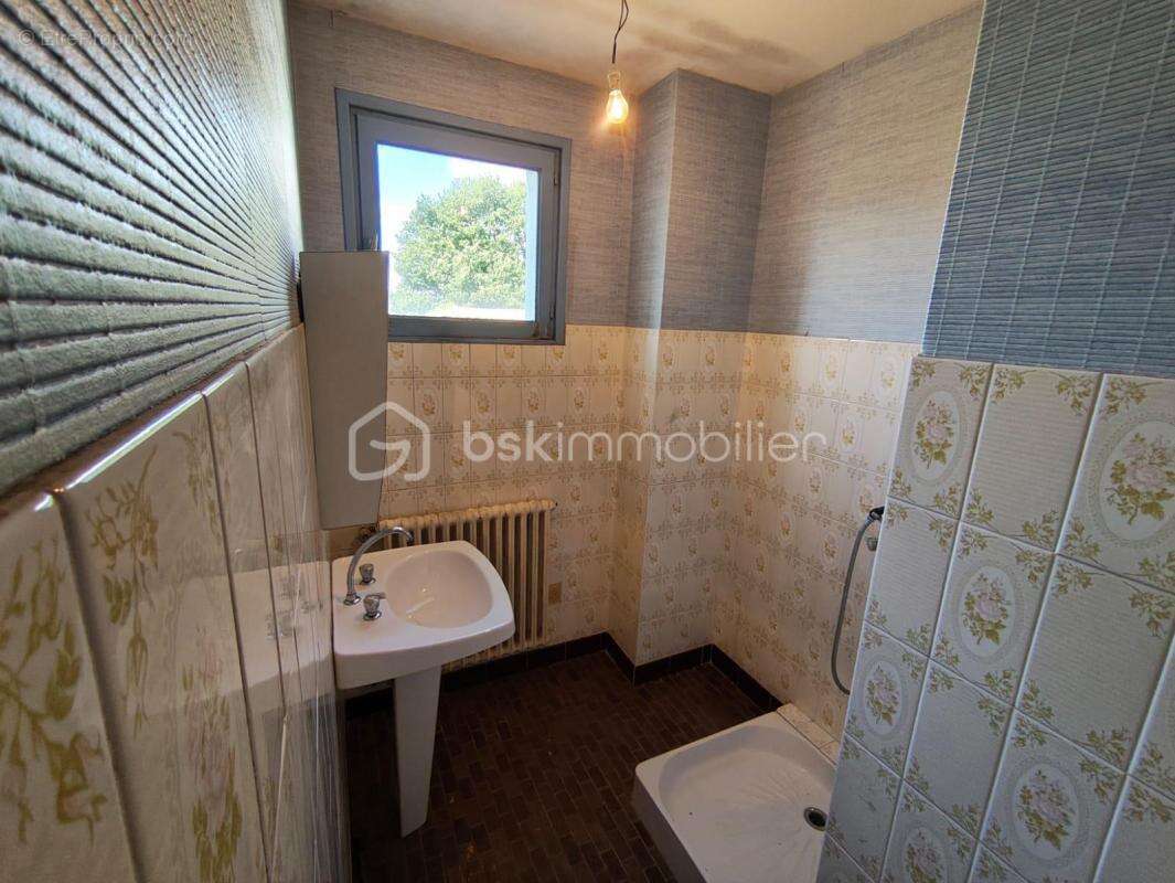 Maison à CHATEAUNEUF-DU-FAOU