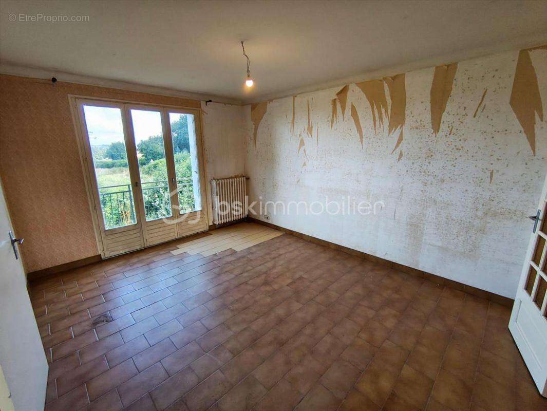 Maison à CHATEAUNEUF-DU-FAOU