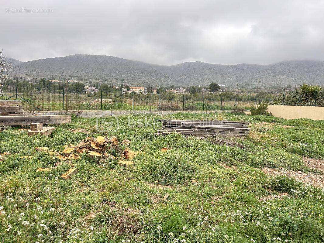 Terrain à OPOUL-PERILLOS