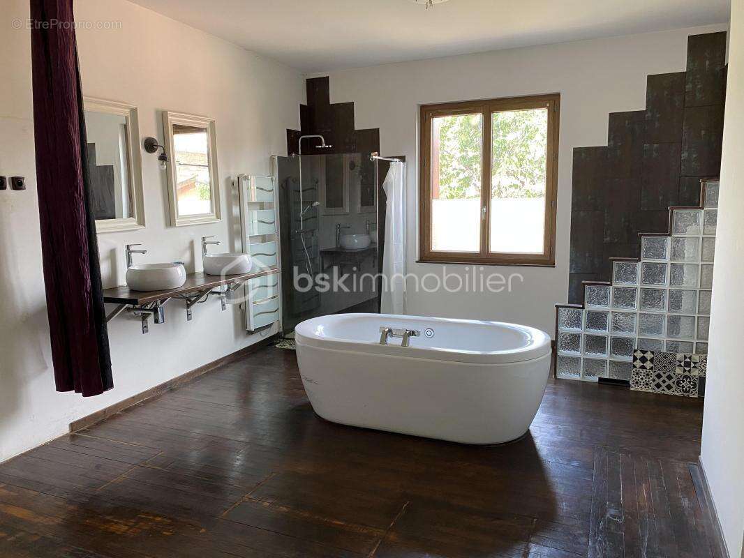 Maison à NEGREPELISSE