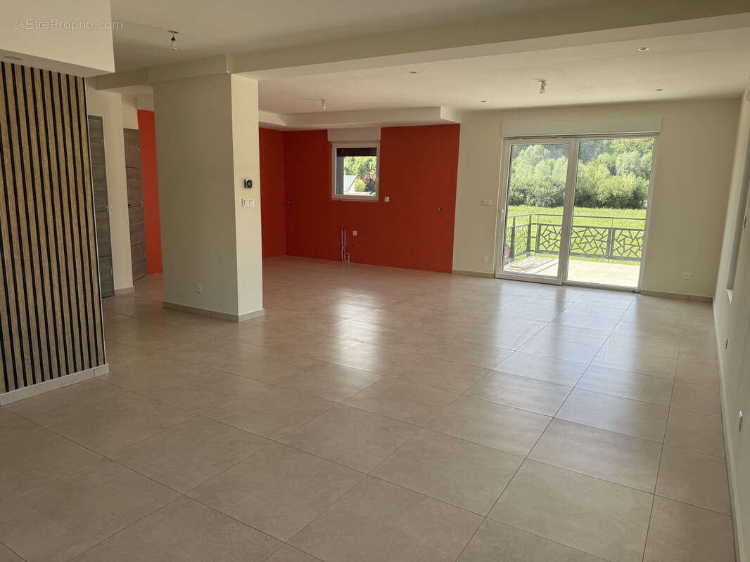 Maison à VOUJEAUCOURT