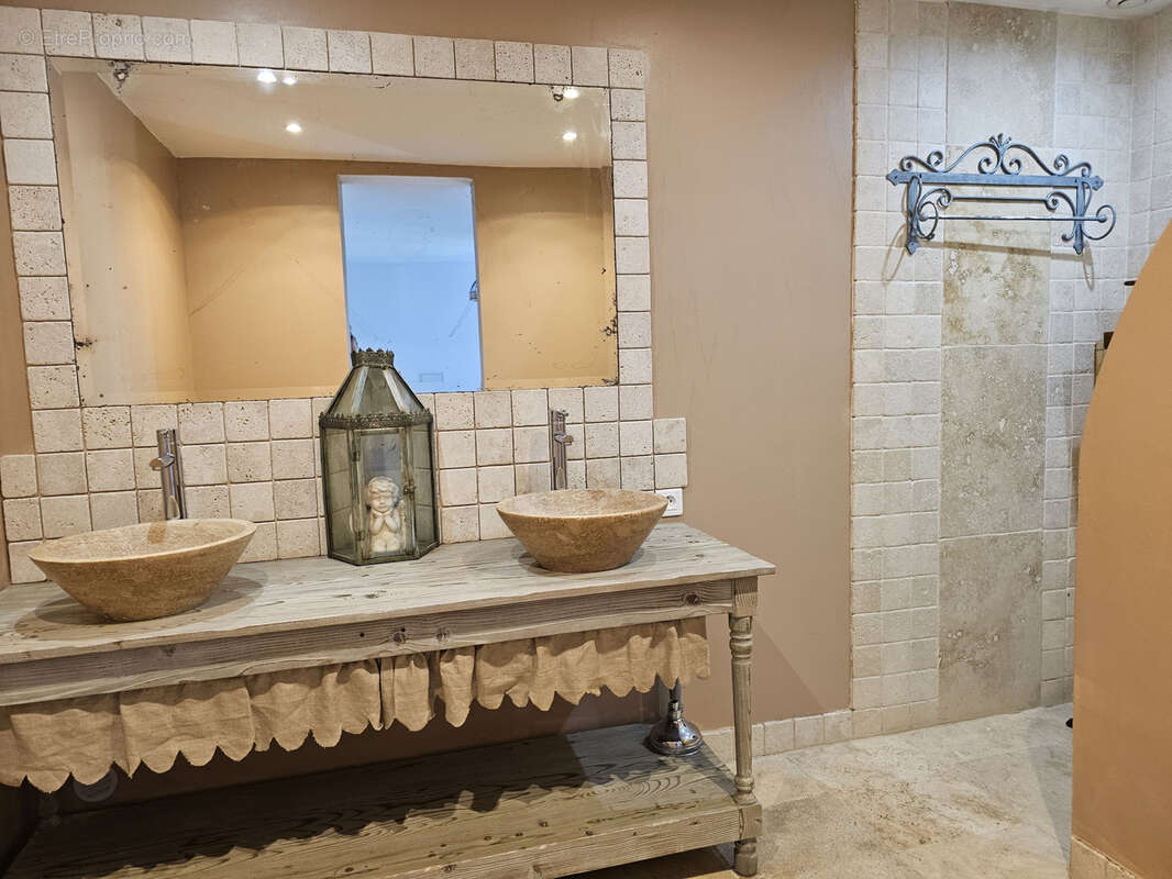 Maison à LA ROQUE-D&#039;ANTHERON