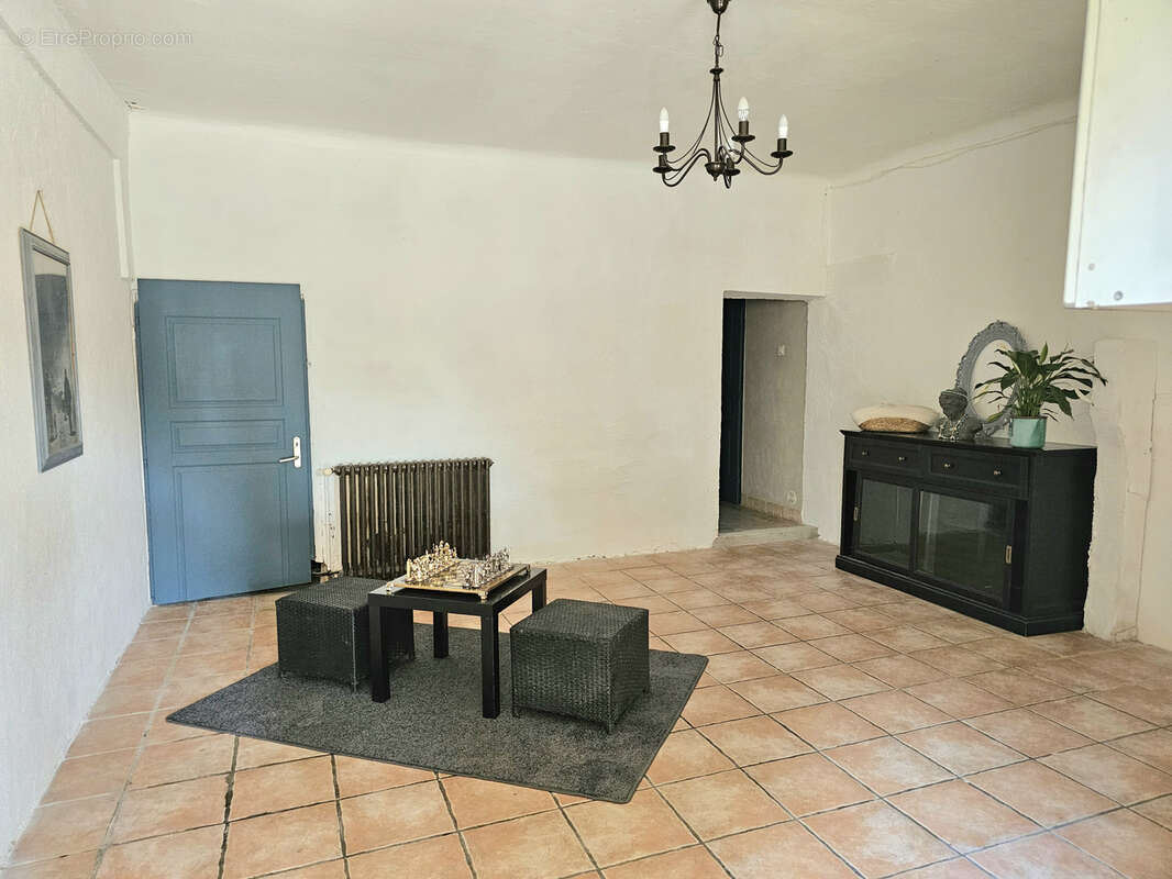 Maison à LA ROQUE-D&#039;ANTHERON