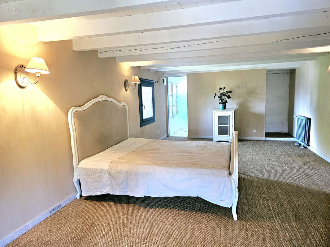 Maison à LA ROQUE-D&#039;ANTHERON