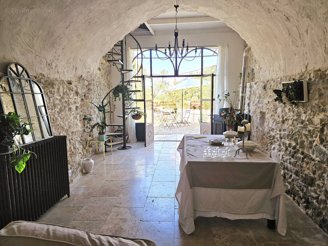 Maison à LA ROQUE-D&#039;ANTHERON