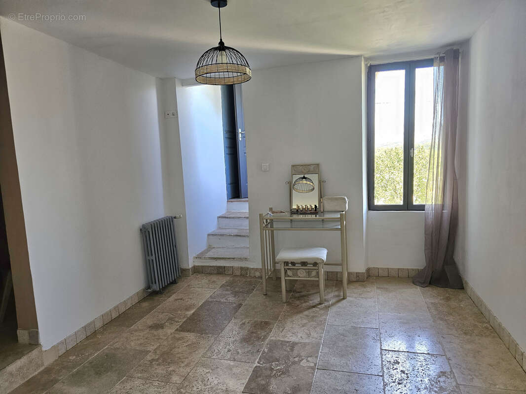 Maison à LA ROQUE-D&#039;ANTHERON