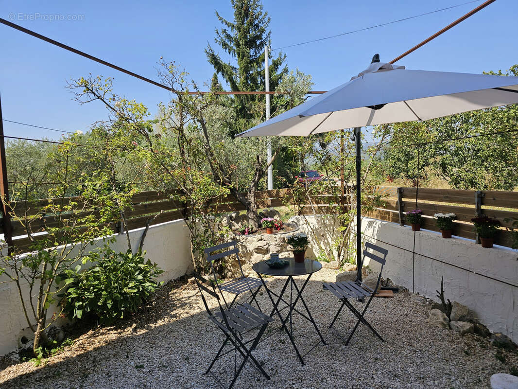 Maison à LA ROQUE-D&#039;ANTHERON