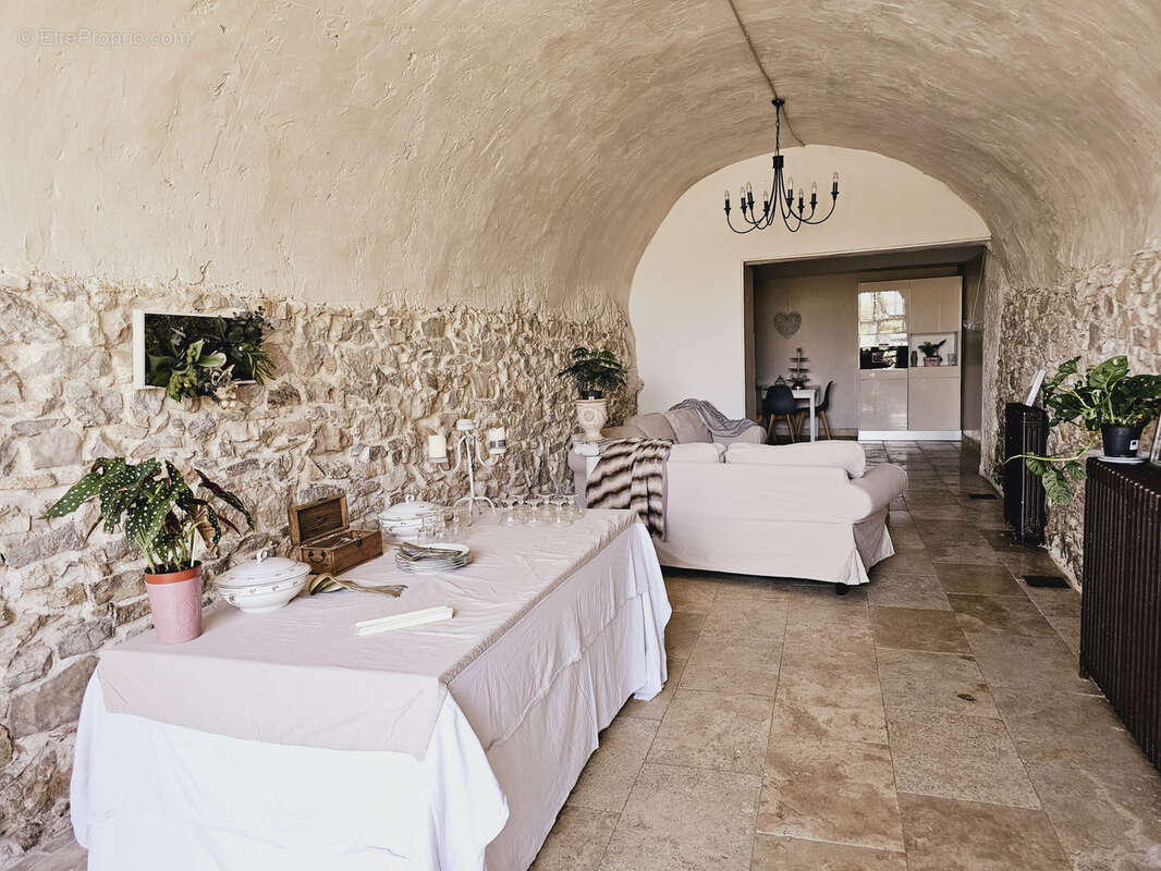 Maison à LA ROQUE-D&#039;ANTHERON