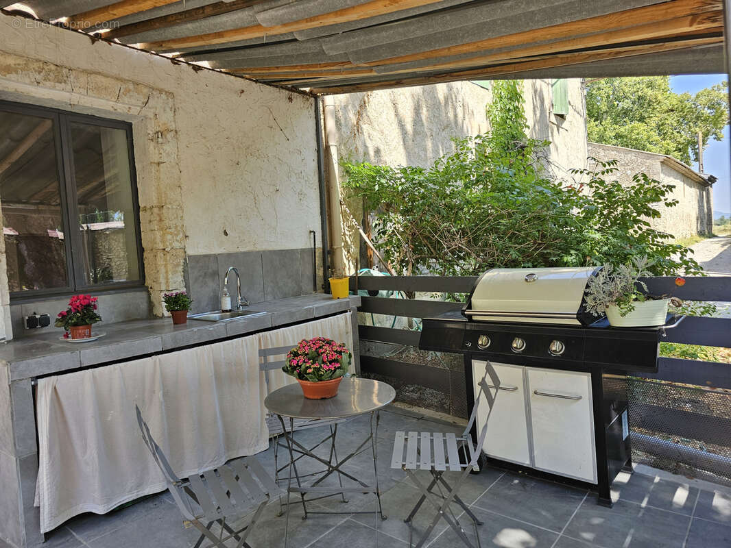 Maison à LA ROQUE-D&#039;ANTHERON