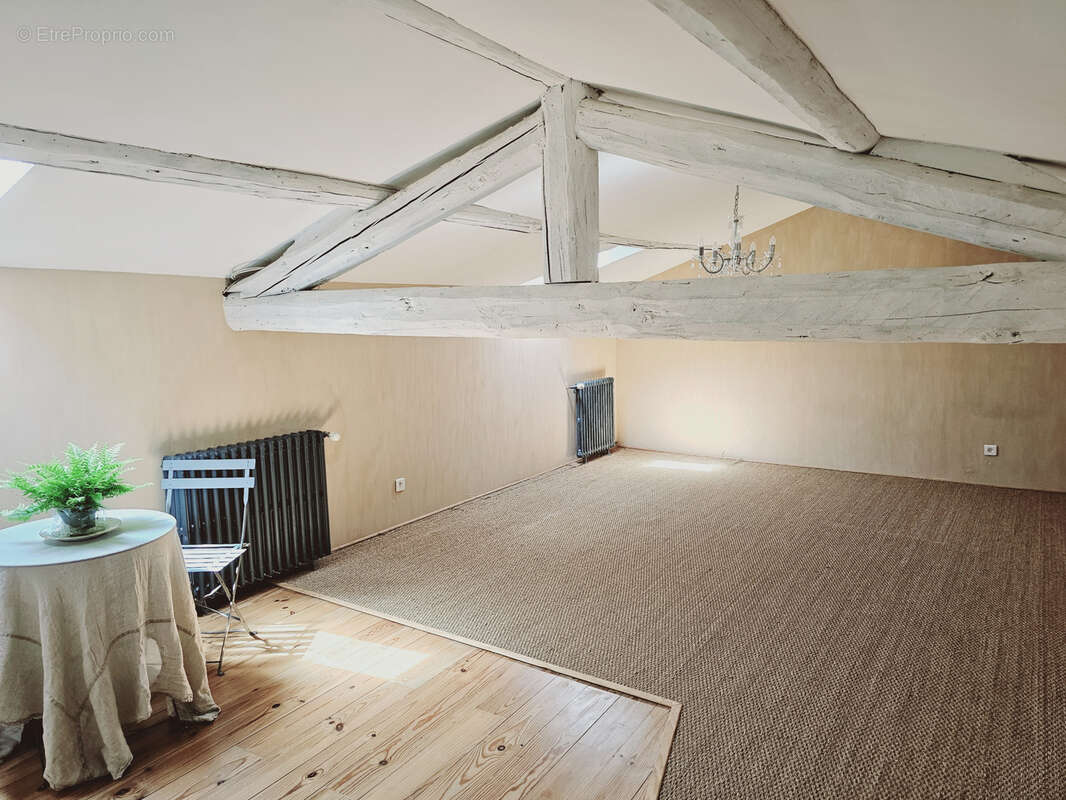 Maison à LA ROQUE-D&#039;ANTHERON