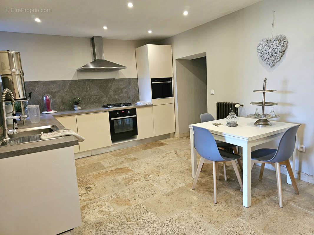 Maison à LA ROQUE-D&#039;ANTHERON