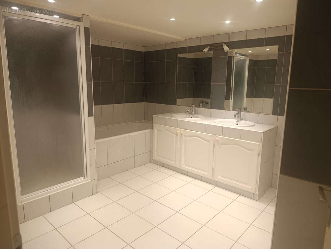 Autre à SAINT-JULIEN-LES-VILLAS