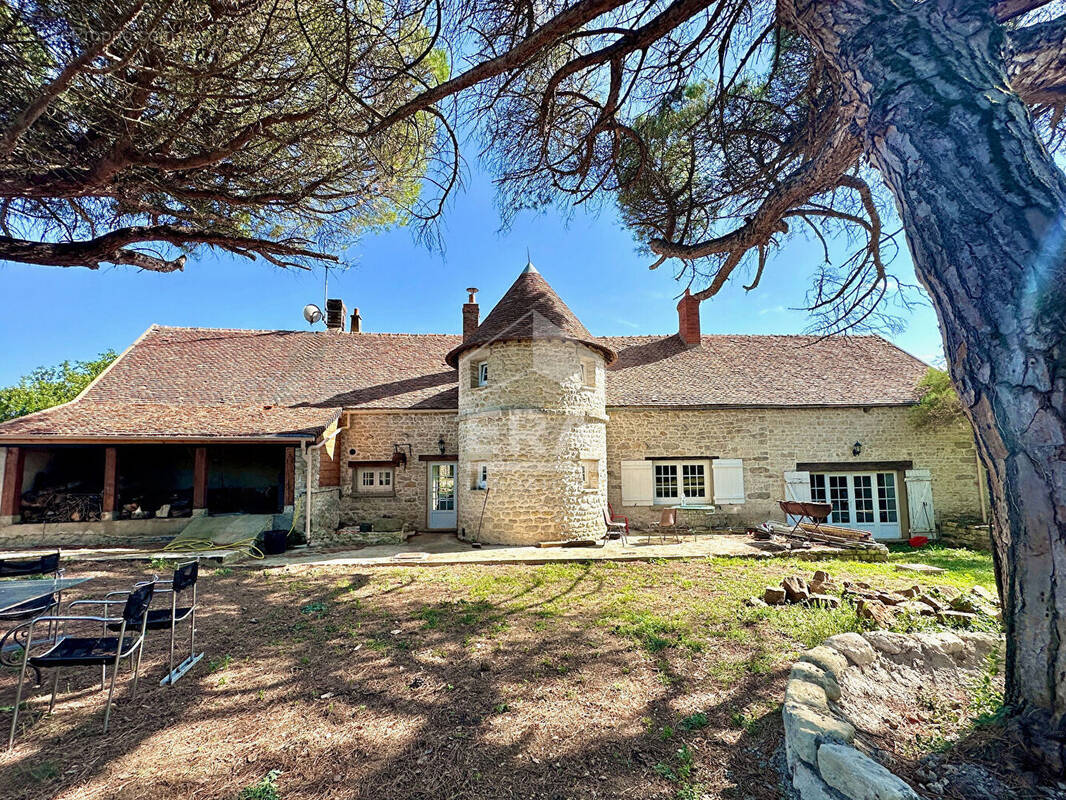 Maison à LA MADELEINE-SUR-LOING