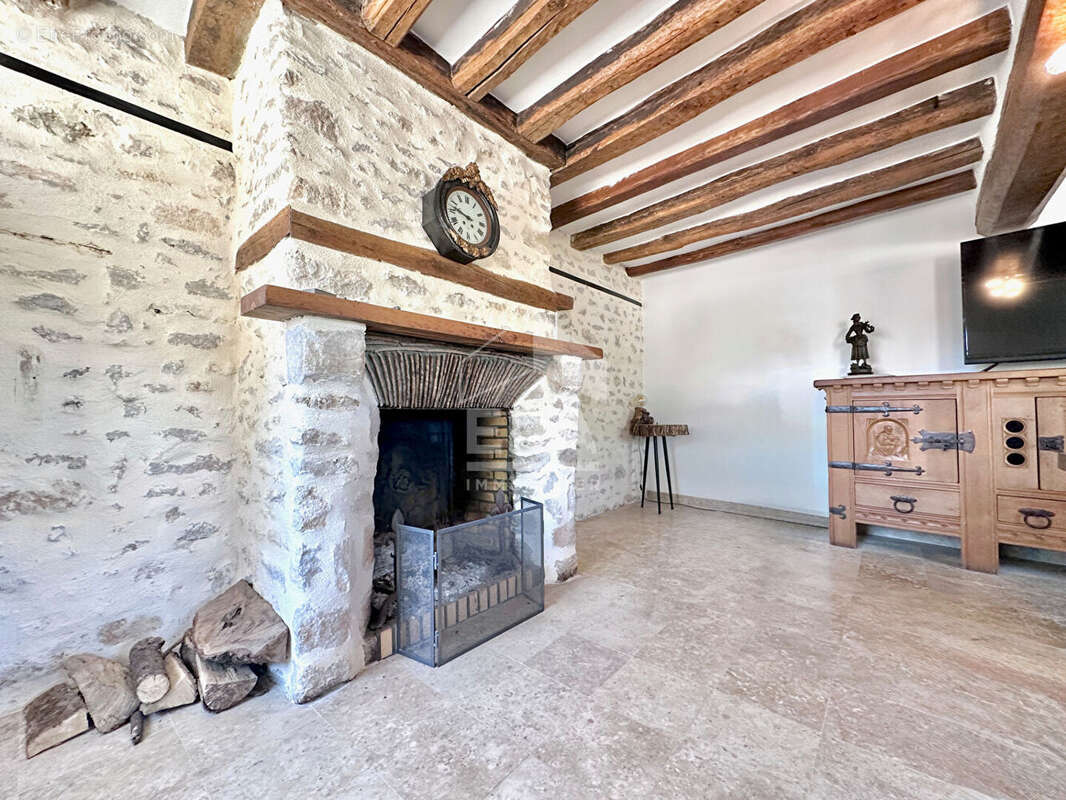 Maison à LA MADELEINE-SUR-LOING