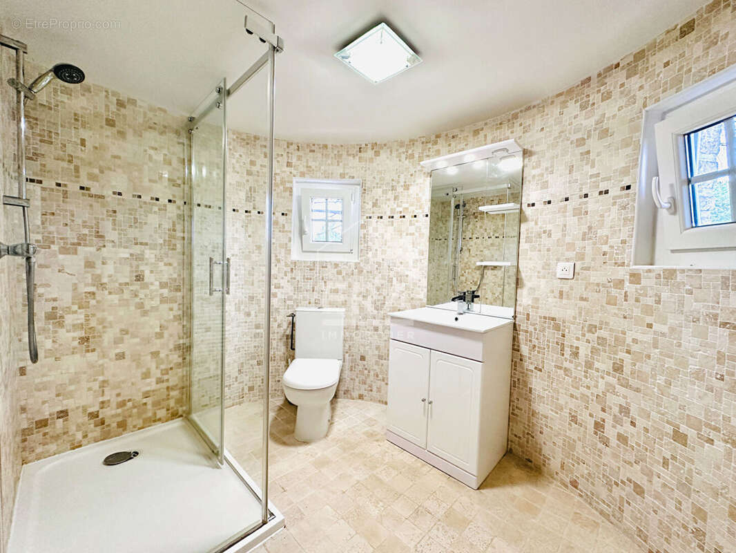 Maison à LA MADELEINE-SUR-LOING