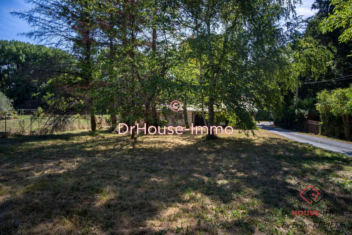 Terrain à SAINT-GERMAIN-DU-SALEMBRE