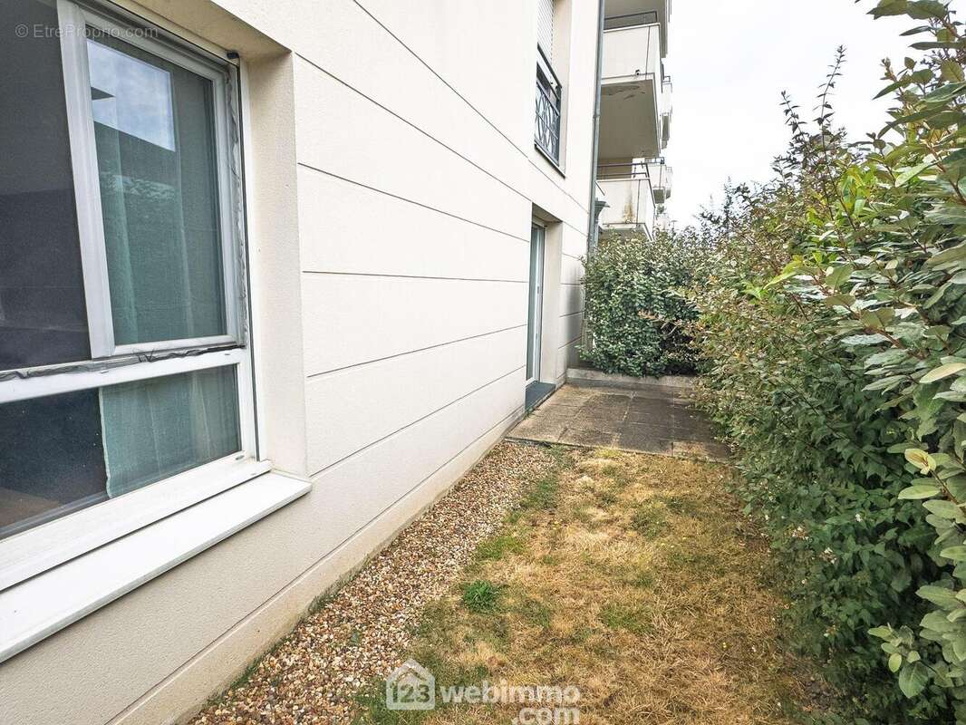 Celui-ci donne accès à un espace jardin. - Appartement à AVRILLE