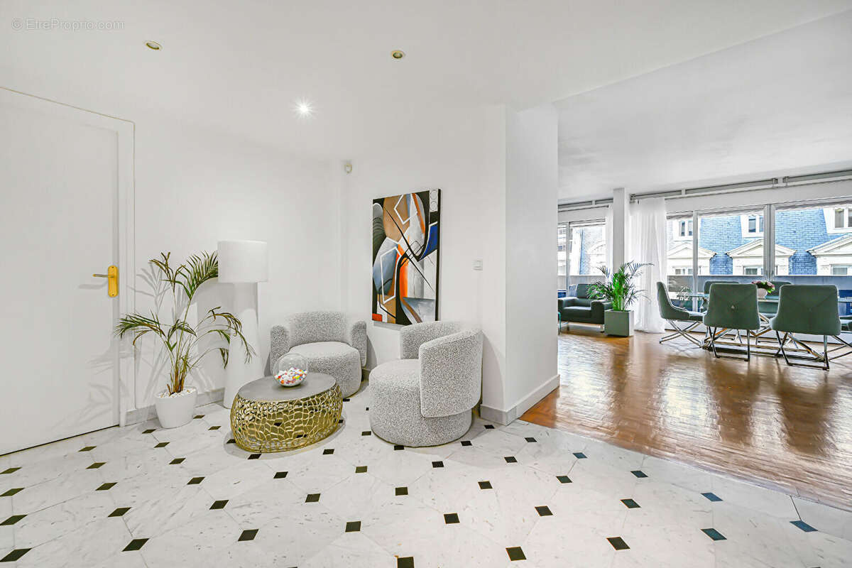 Appartement à PARIS-16E