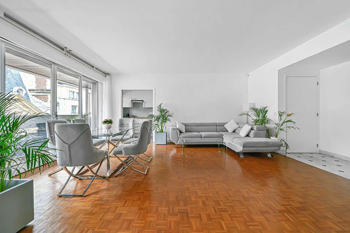 Appartement à PARIS-16E