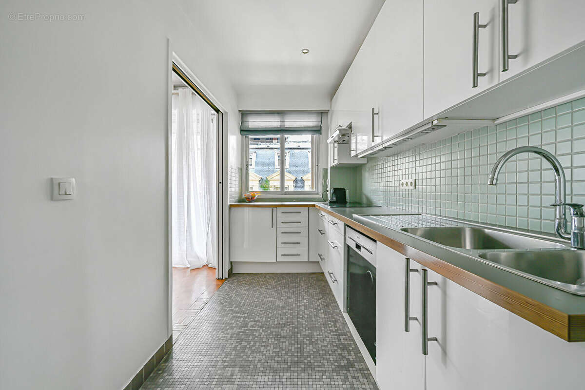 Appartement à PARIS-16E