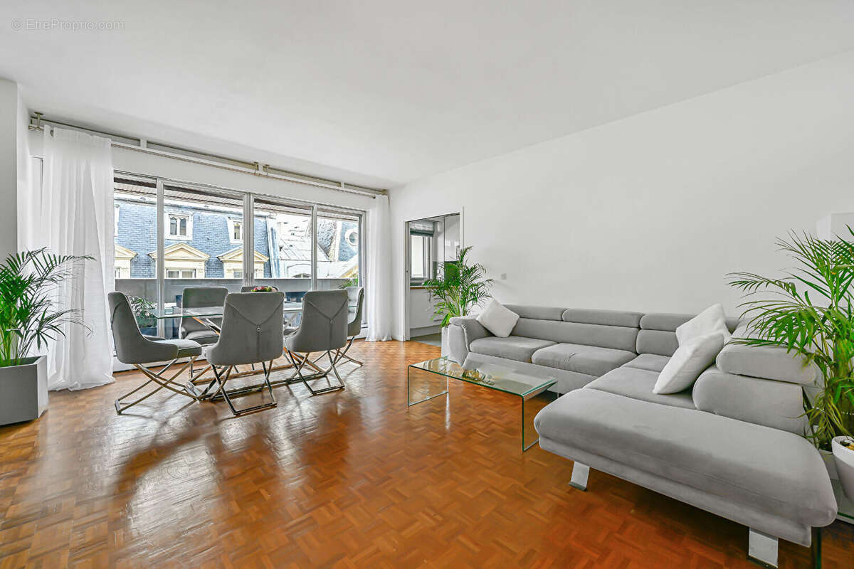 Appartement à PARIS-16E