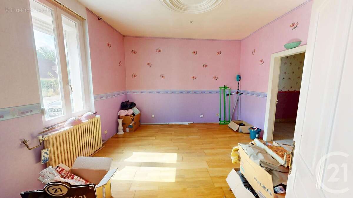 Maison à MONTBREHAIN