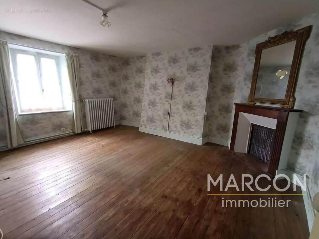 Maison à SAINT-SULPICE-LES-CHAMPS