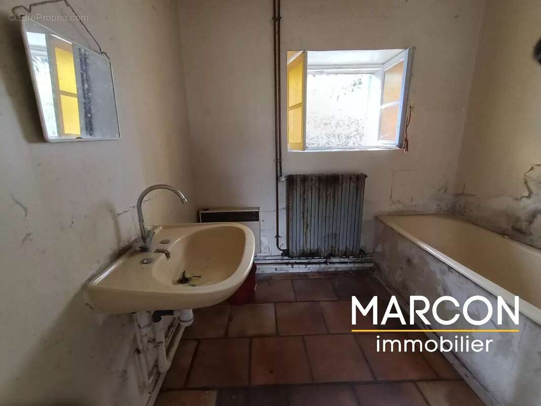 Maison à SAINT-MEDARD-LA-ROCHETTE