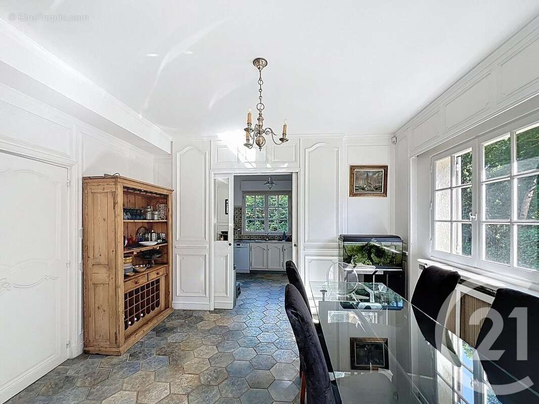 Maison à MARNES-LA-COQUETTE