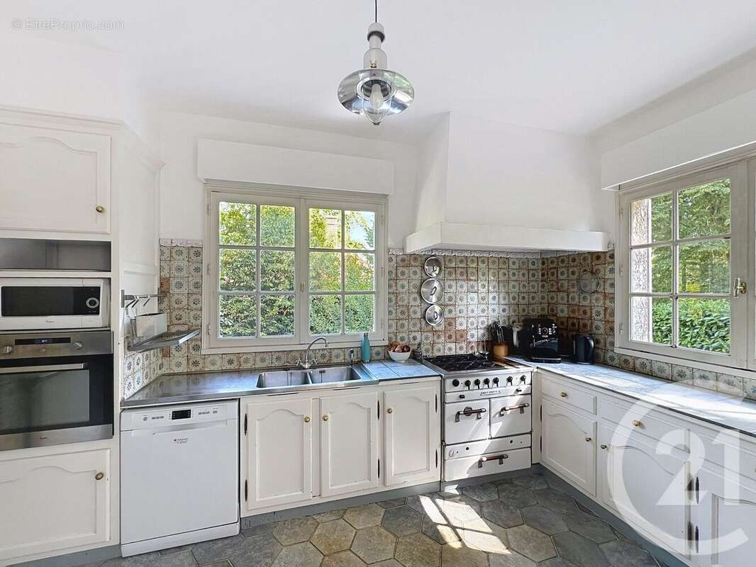 Maison à MARNES-LA-COQUETTE