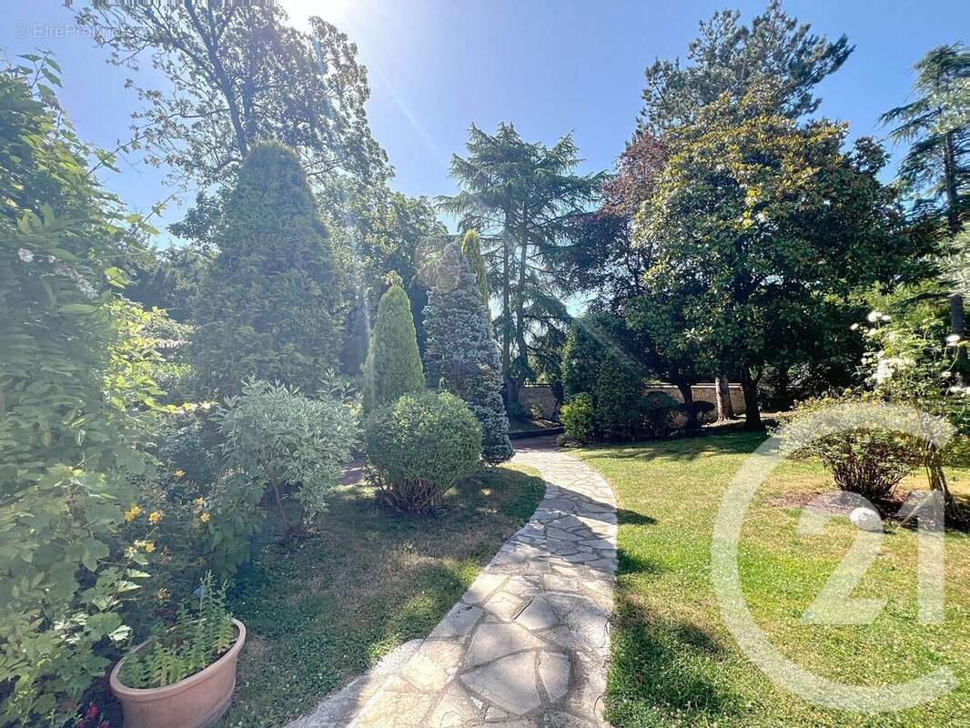 Maison à MARNES-LA-COQUETTE