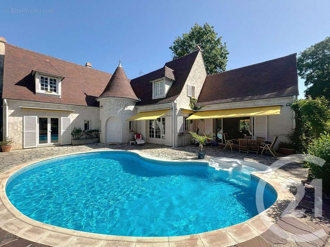 Maison à MARNES-LA-COQUETTE