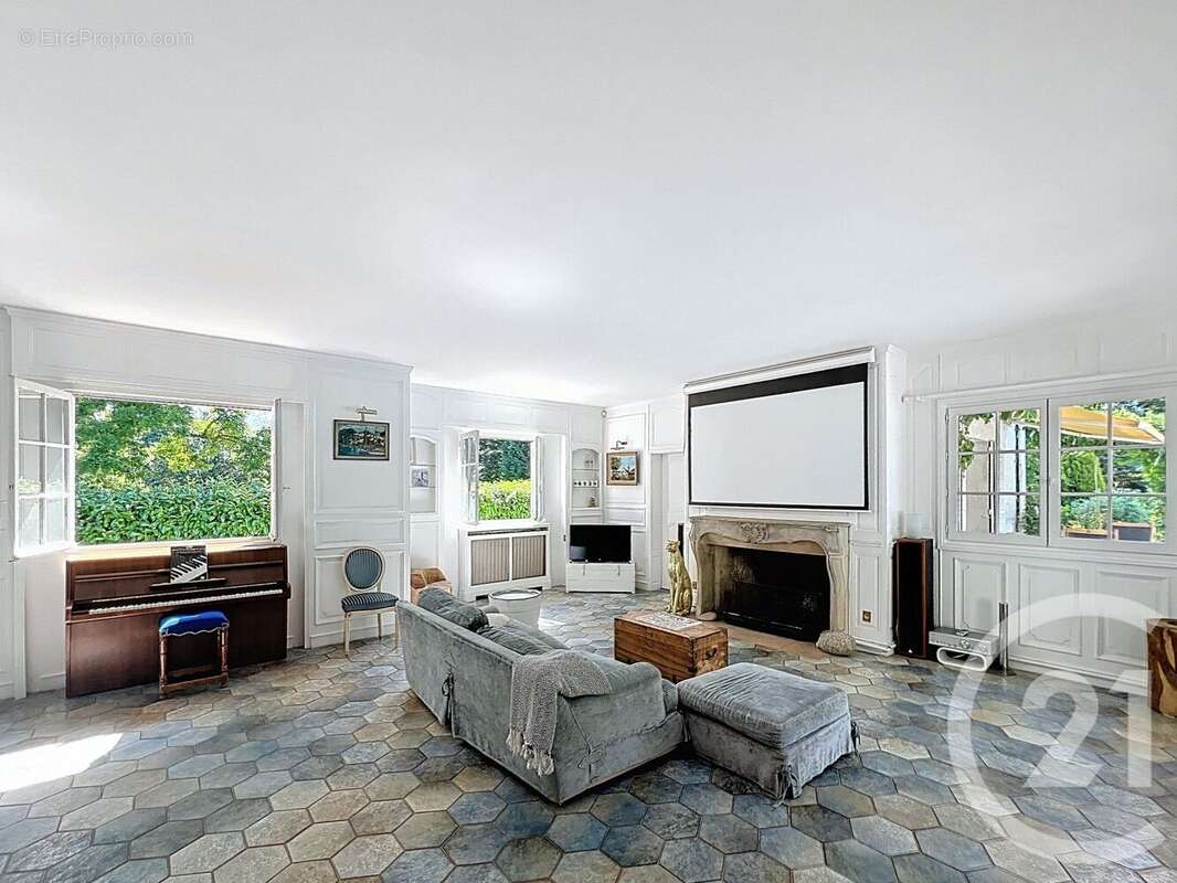 Maison à MARNES-LA-COQUETTE