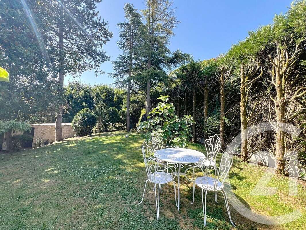 Maison à MARNES-LA-COQUETTE