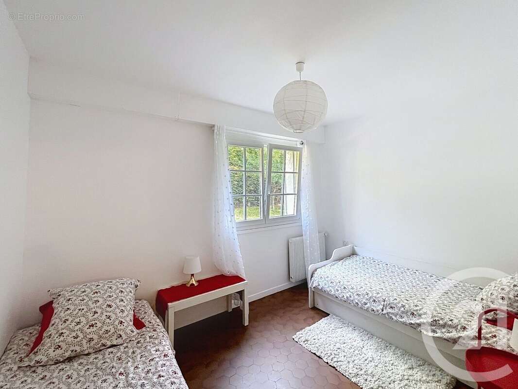 Maison à MARNES-LA-COQUETTE