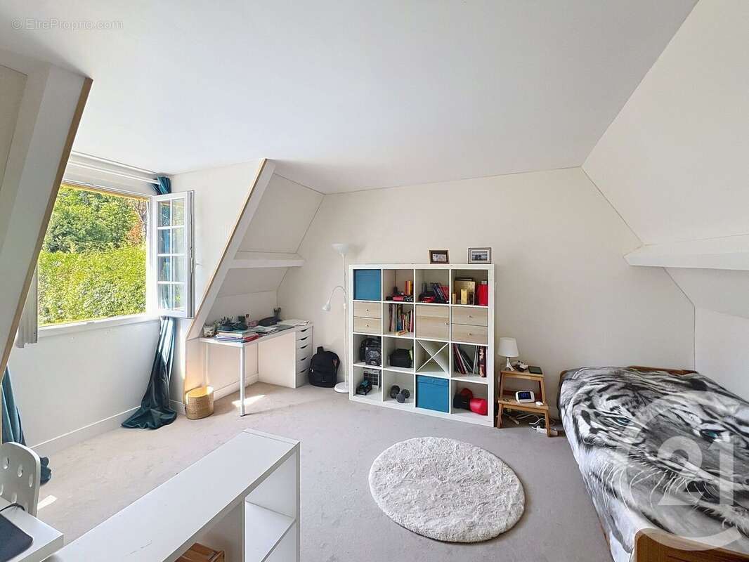 Maison à MARNES-LA-COQUETTE