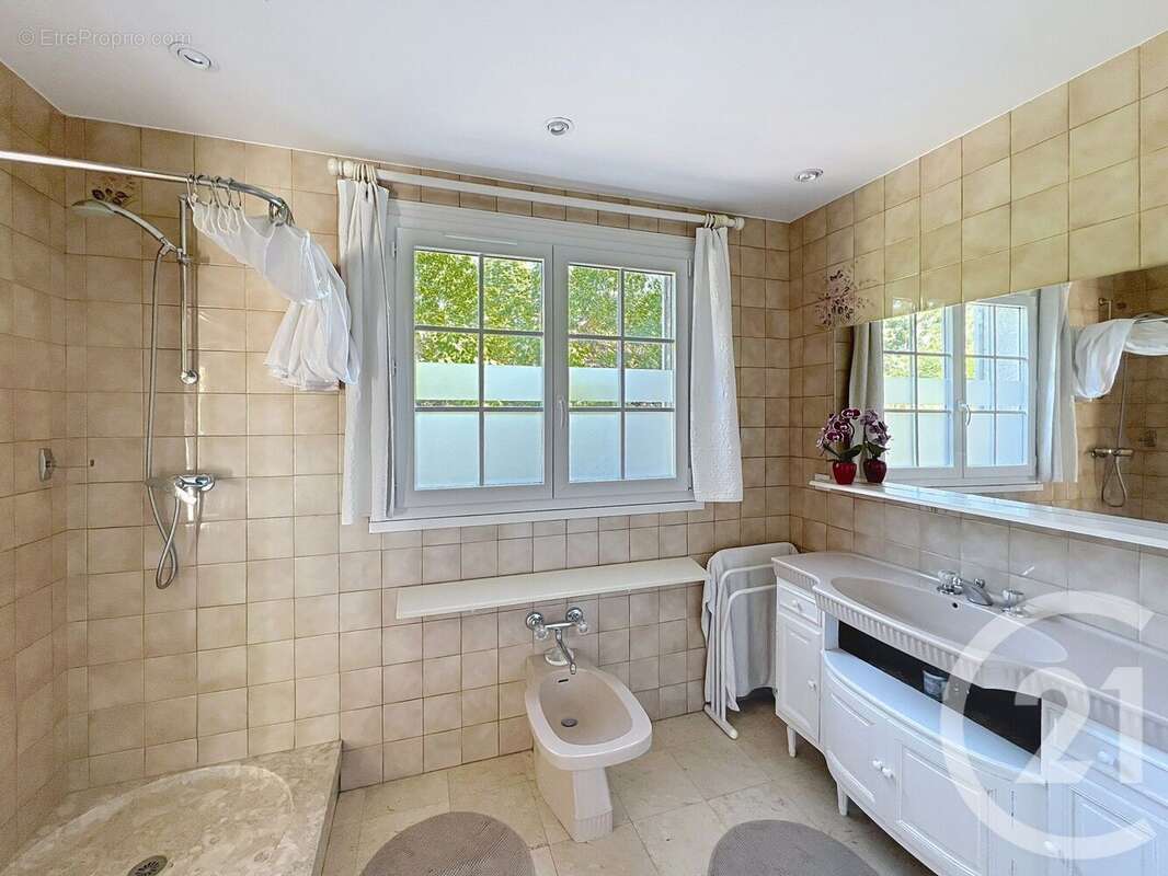 Maison à MARNES-LA-COQUETTE