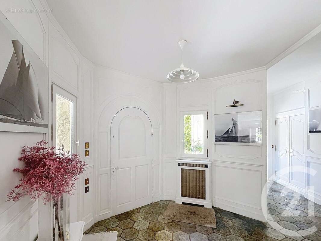 Maison à MARNES-LA-COQUETTE