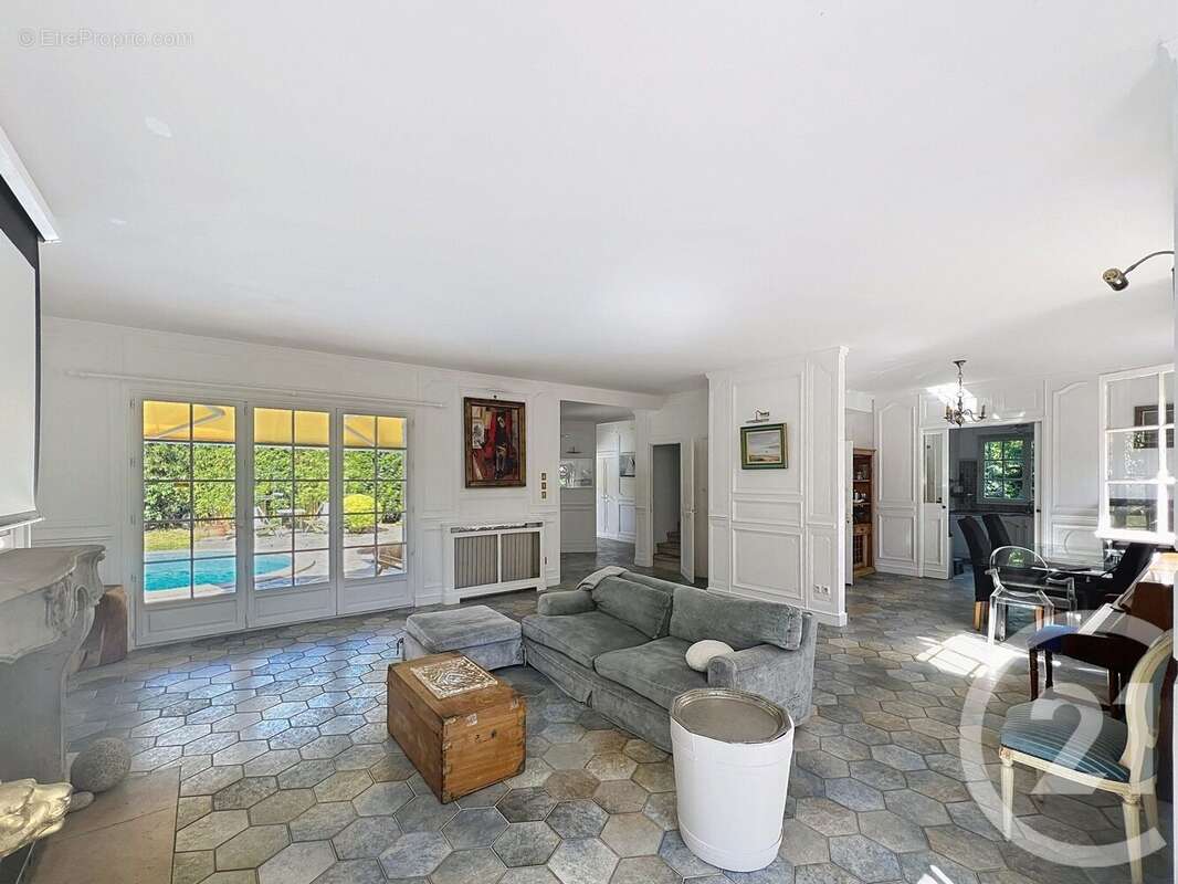 Maison à MARNES-LA-COQUETTE