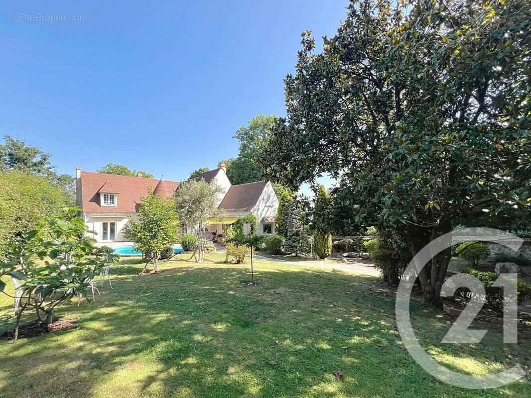 Maison à MARNES-LA-COQUETTE