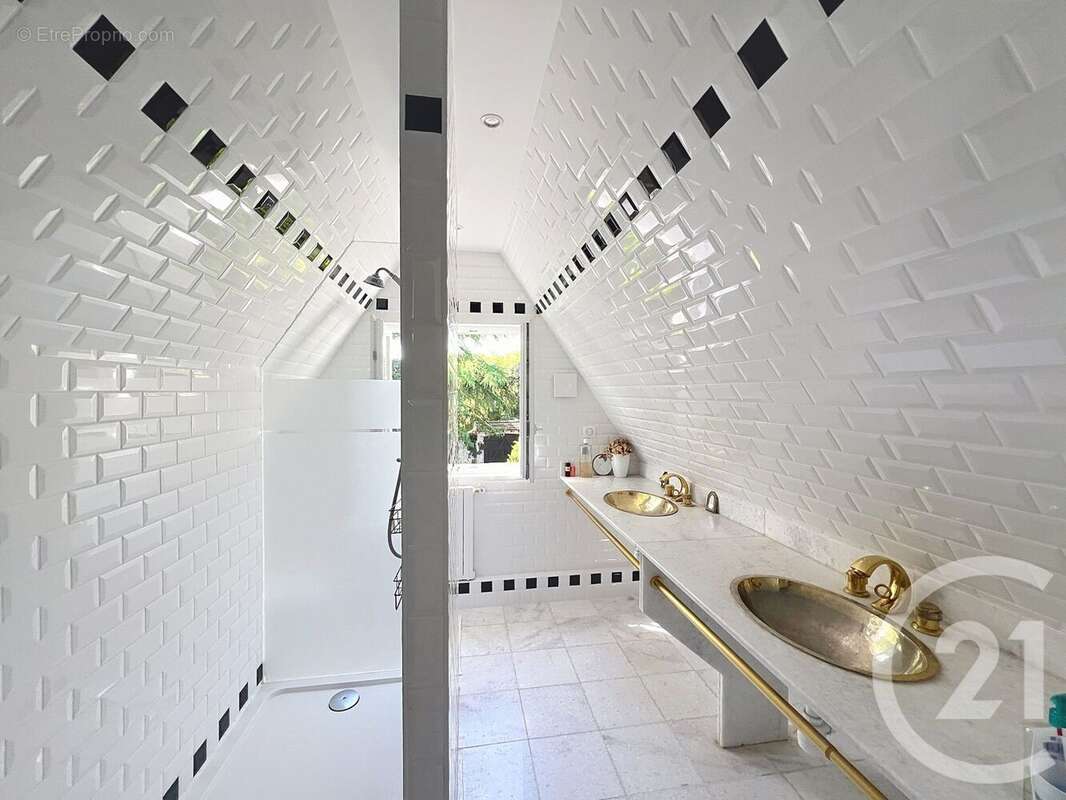 Maison à MARNES-LA-COQUETTE