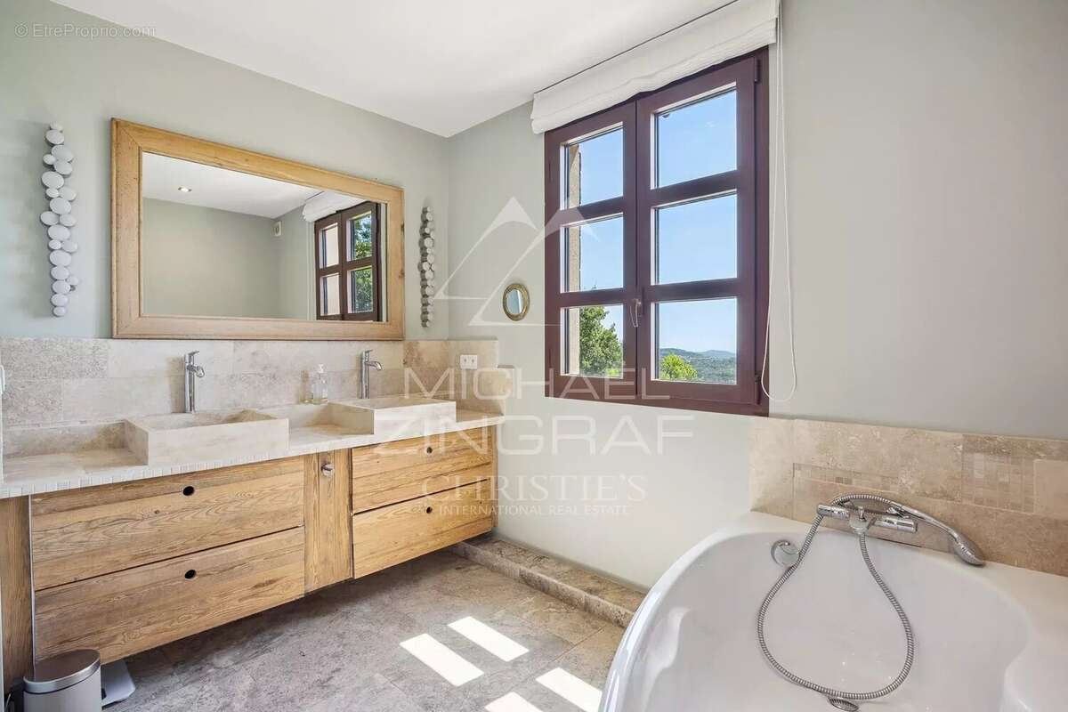 Maison à CHATEAUNEUF-GRASSE