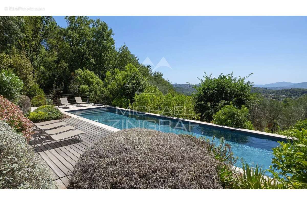 Maison à CHATEAUNEUF-GRASSE