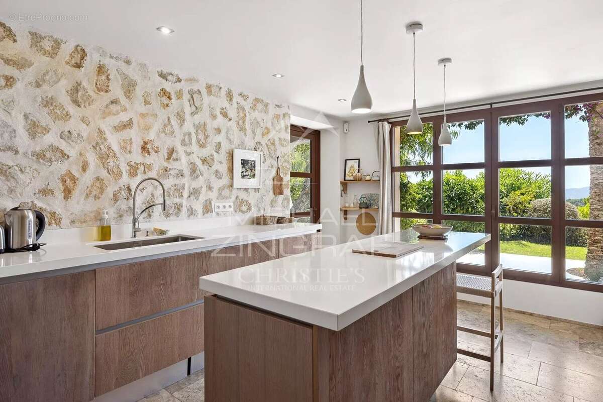 Maison à CHATEAUNEUF-GRASSE