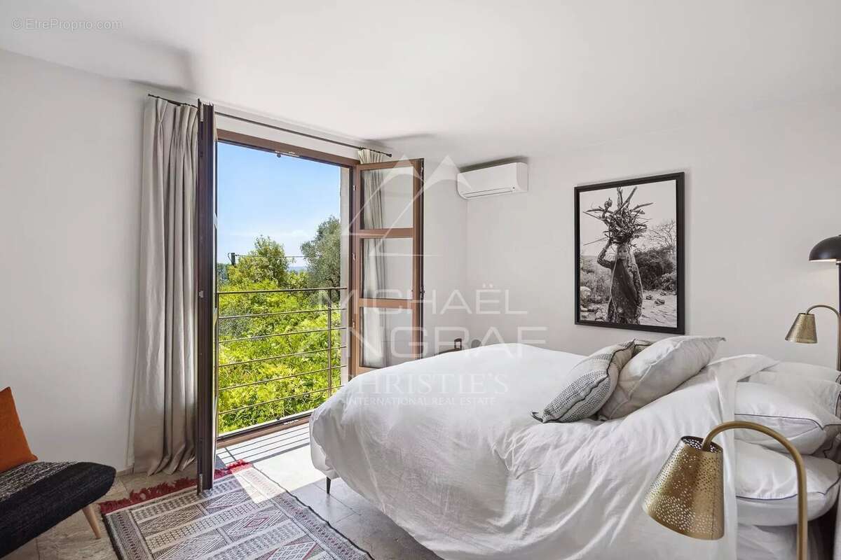 Maison à CHATEAUNEUF-GRASSE